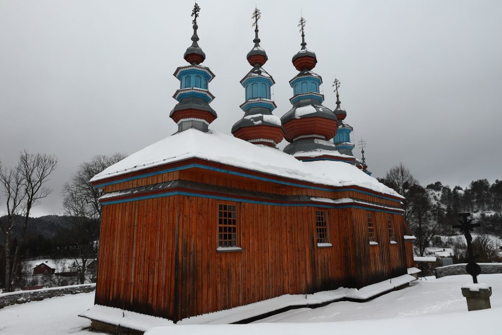 cerkiew w bieszczadach zimą
