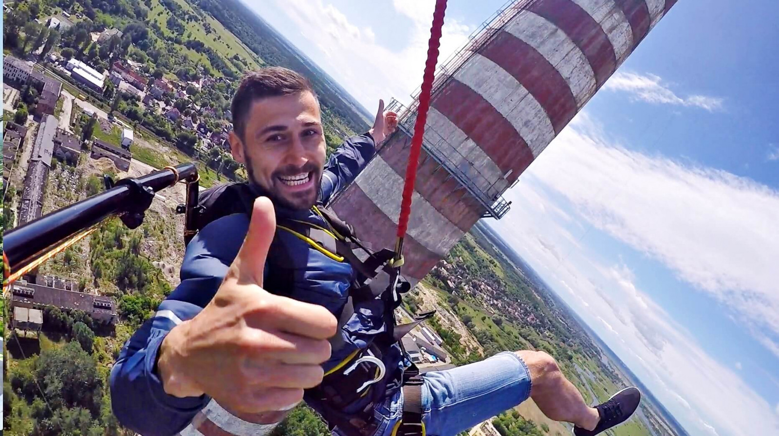 mężczyzna w czasie skoku dream jump