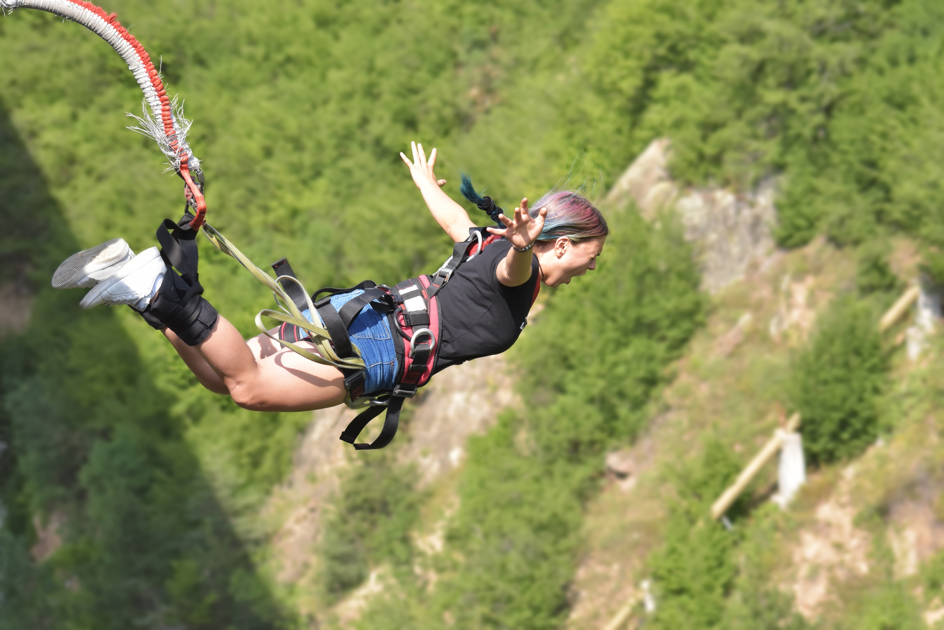 kobieta w czasie skoku na bungee