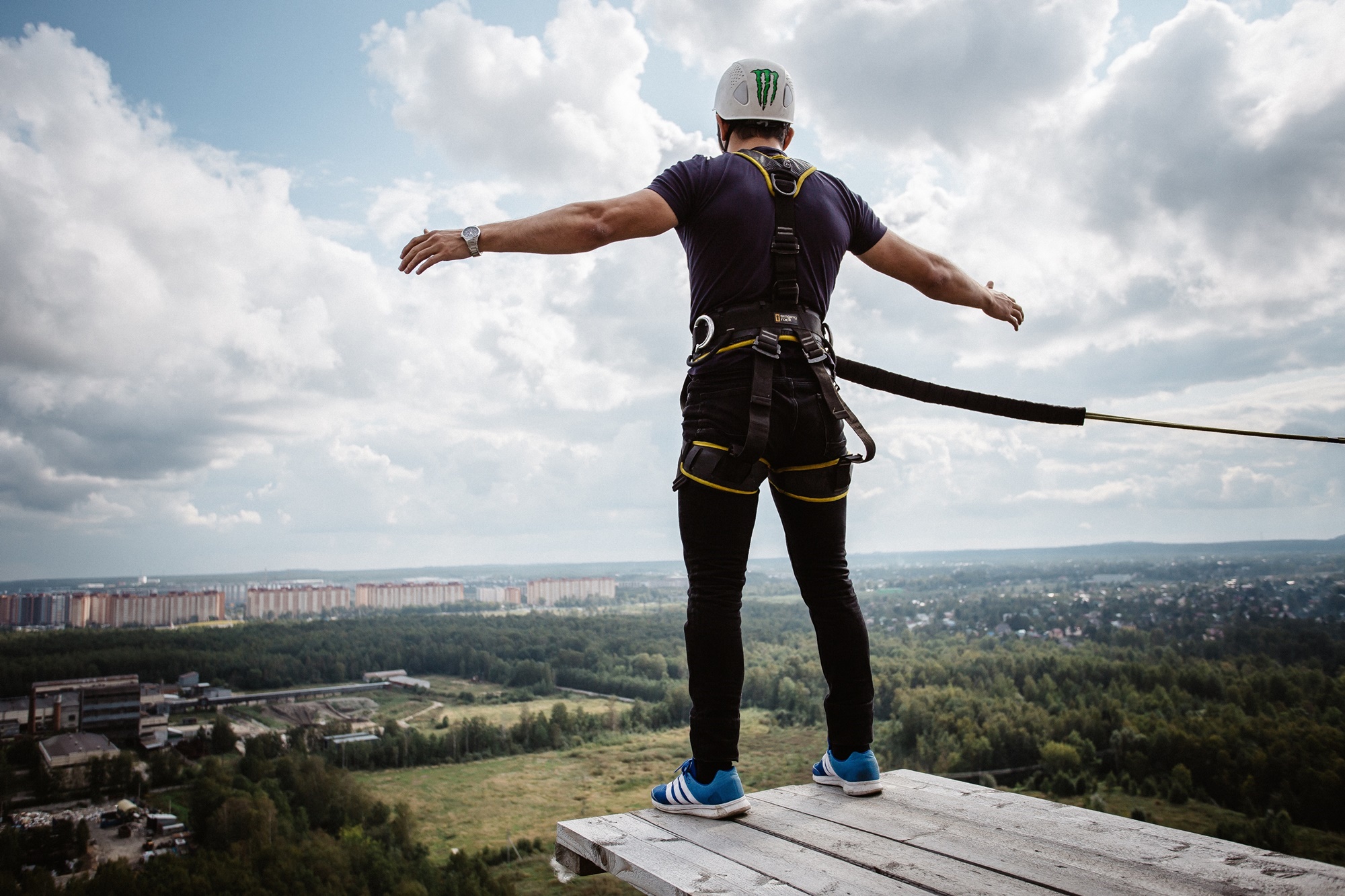 mężczyzna stojący ma platformie do skoku na bungee