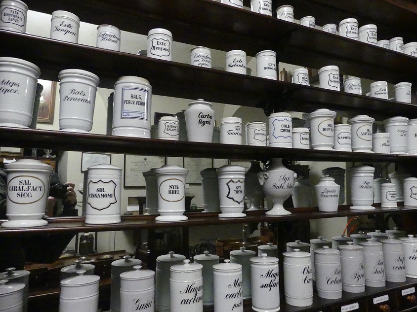 O dawnych aptekach, uzdrowicielach i sposobach leczenia