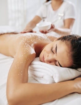 kobieta relaksuje się podczas peelingu ciała