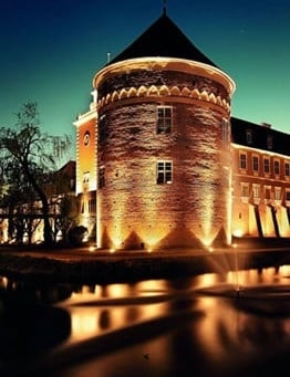 Hotel wieczorem.