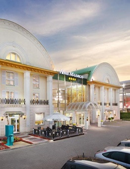 budynek hotelu o zachodzie słońca