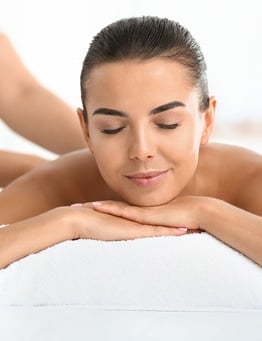 Masaż w salonie SPA.