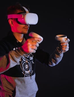 mężczyzna w czasie gry VR