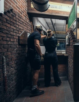 kobieta uczy się strzelać