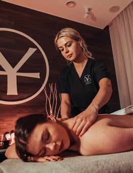 kobieta wykonująca masaż