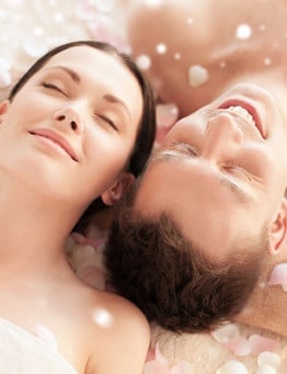 szczęśliwa para leży w spa