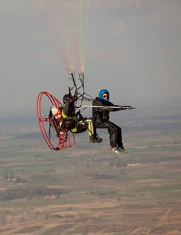 Lot motoparalotnią na tle nieba