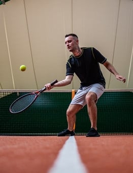 Mężczyzna odbija piłkę