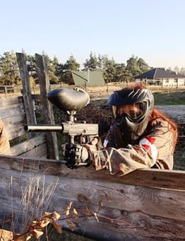 gra na polu paintballowym