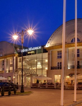 hotel widziany z zewnątrz po zmroku