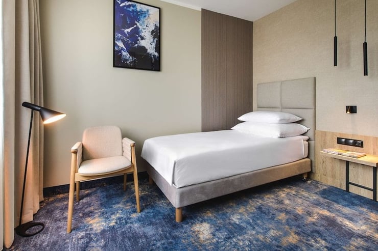 Pojedynczy pokój hotelowy.