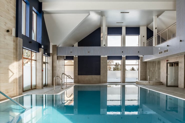 zamknięty basen w hotelu z krystaliczną wodą