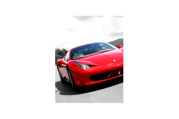 czerwone ferrari f458 italia widok z przodu
