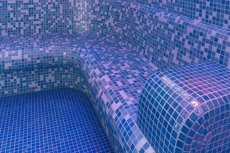sauna z siedziskiem z niebieskiej mozaiki
