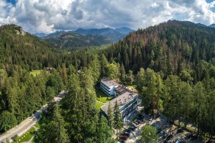 Widok na hotel z lotu ptaka.