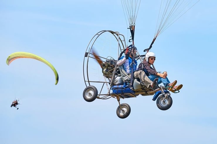Motoparalotnia na tle błękitnego nieba