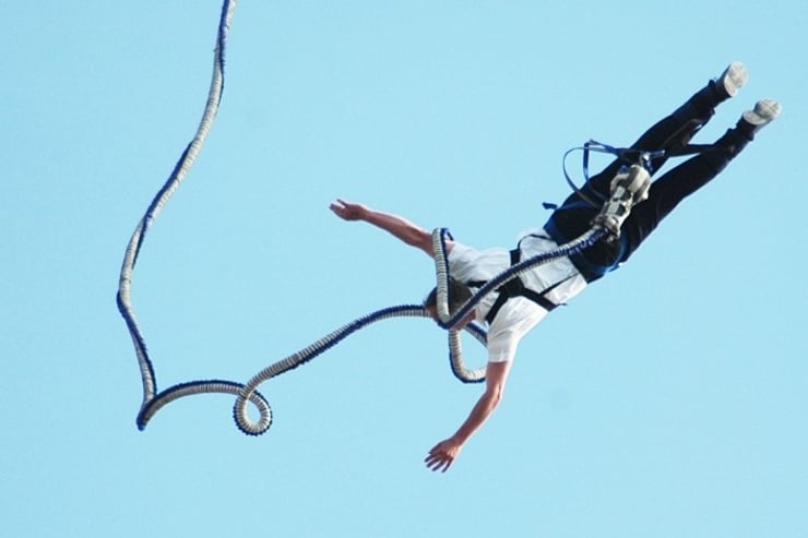człowiek skaczący na bungee