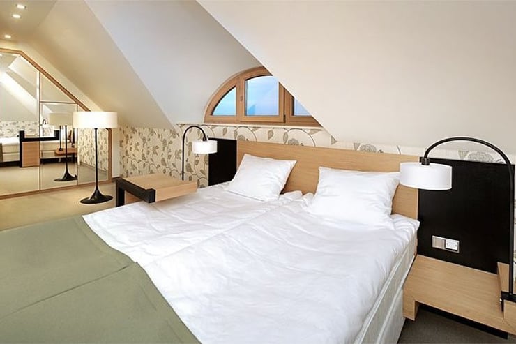 łóżko w hotelu