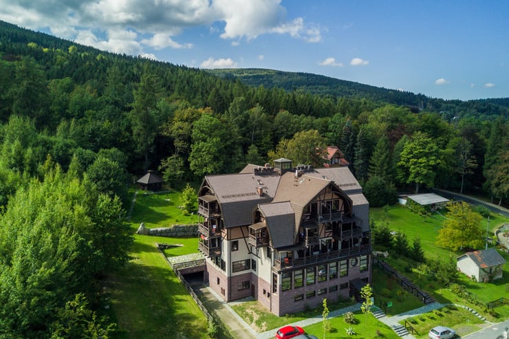 hotel w otoczeniu zieleni